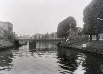 153588 Gezicht op de spoorbrug over de Vecht te Utrecht met links de Lagenoord en rechts de Hogelanden O.Z.N.B. De ...